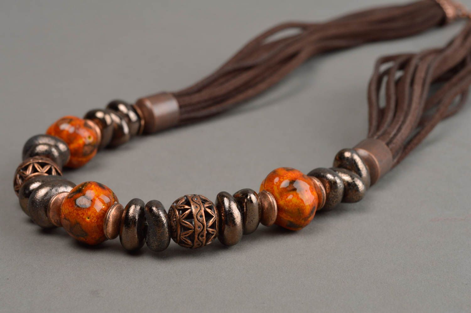 Collier céramique style ethnique marron et orange fait main sur lacet pour femme photo 5