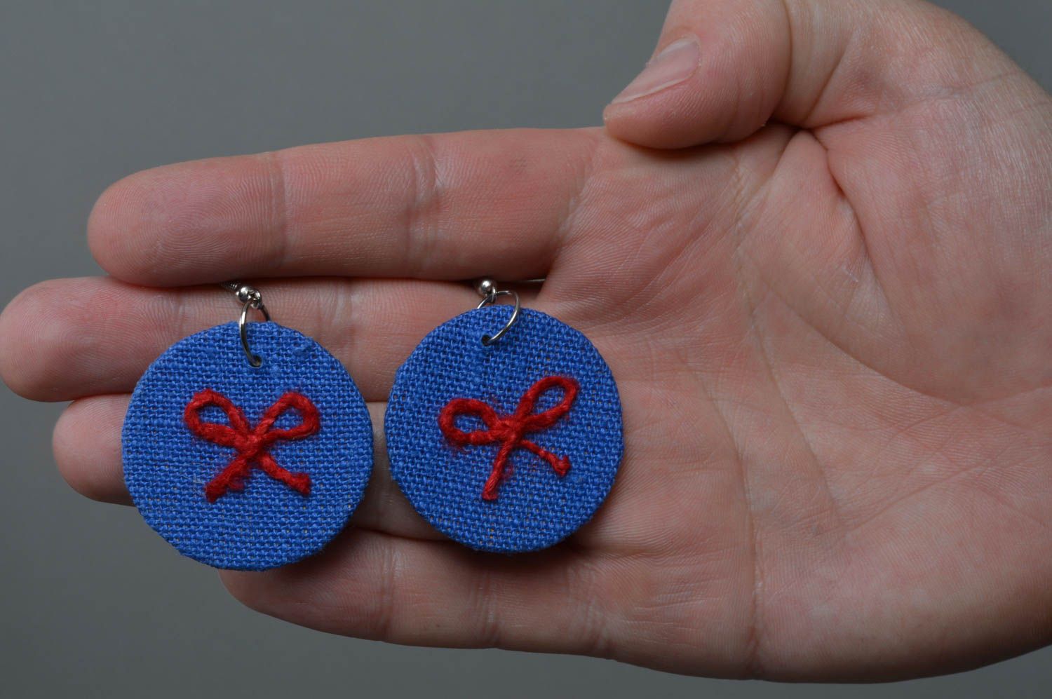 Handgemachte runde nicht große blaue Ohrringe aus Textil mit roter Schleife foto 3