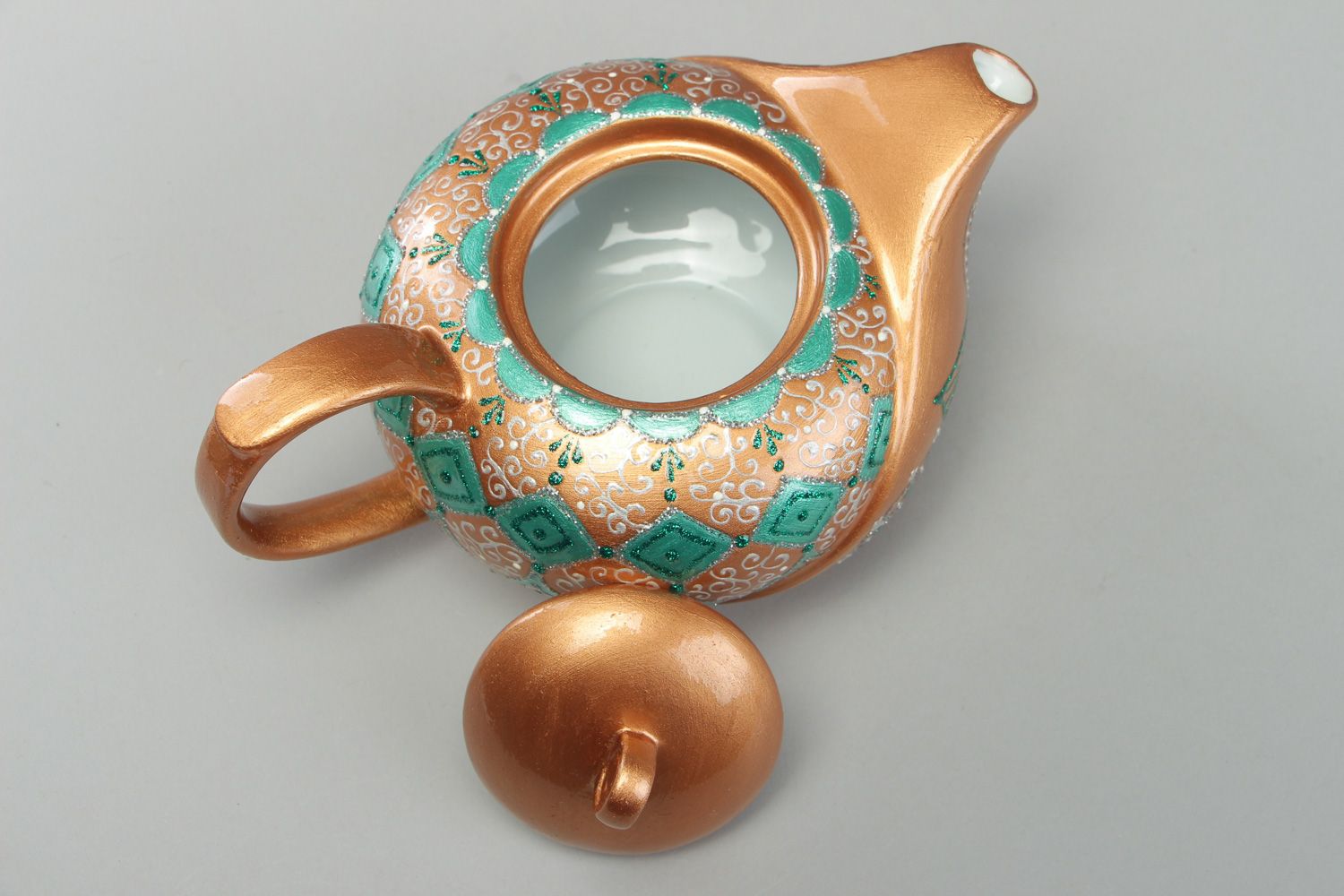 Керамический чайник расписанный акриловыми красками золотистый для заваривания фото 2
