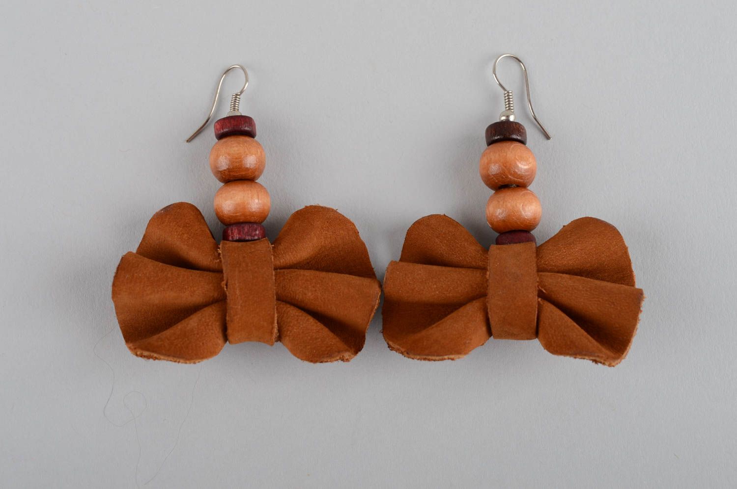 Замшевые серьги бантики коричневые ручной работы красивые для девушек подарок фото 2