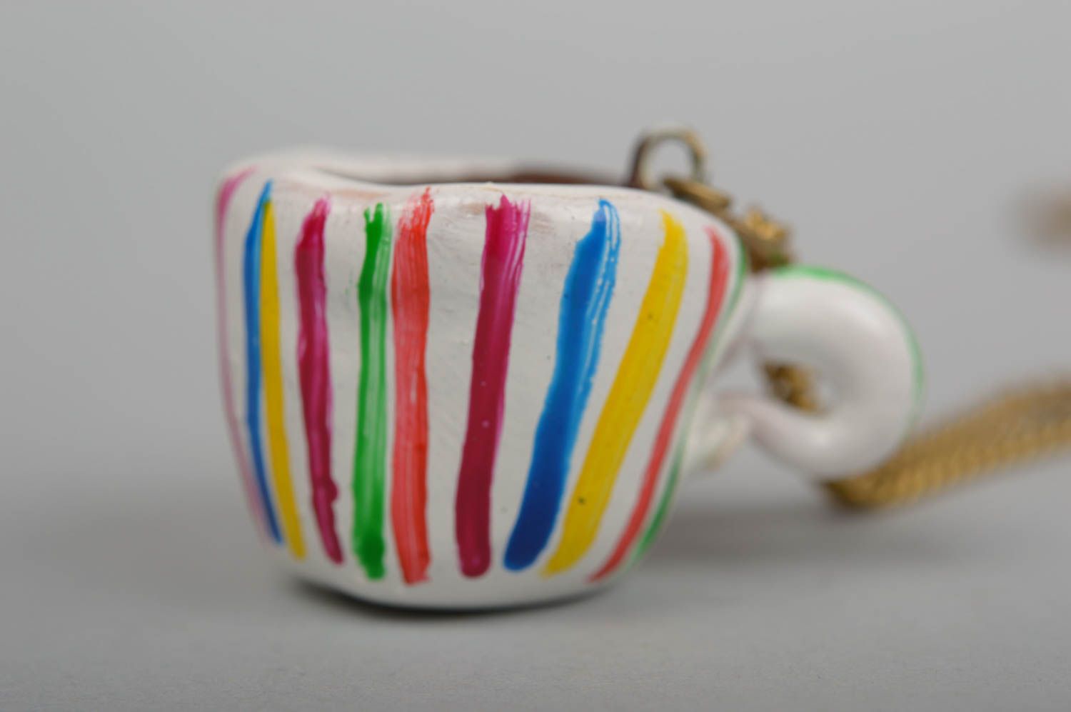 Pendentif multicolore Bijou fait main tasse en argile sur chaîne Cadeau femme photo 2