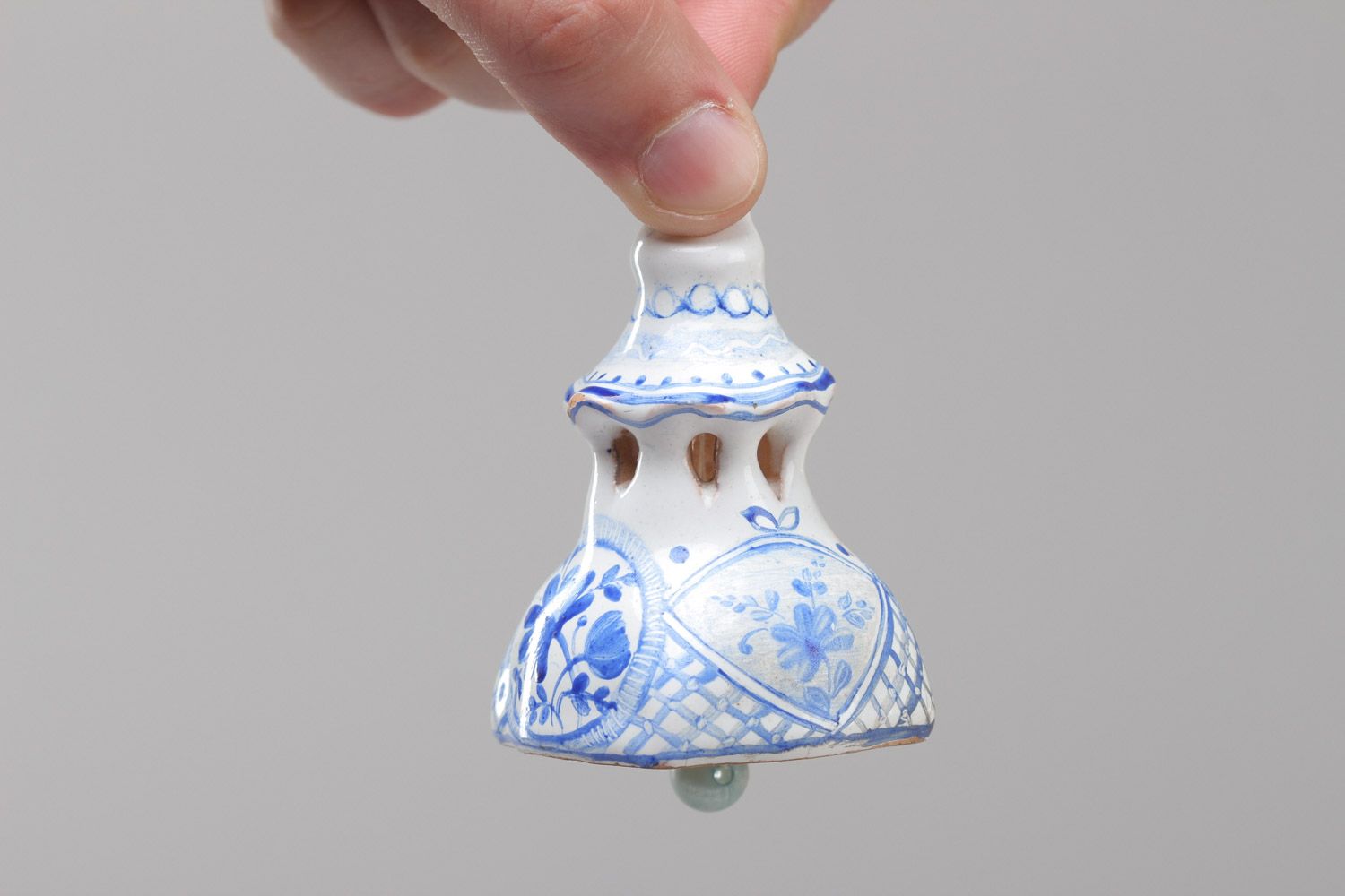 Petite cloche en céramique blanc-bleu peint d'émail fait main original photo 5