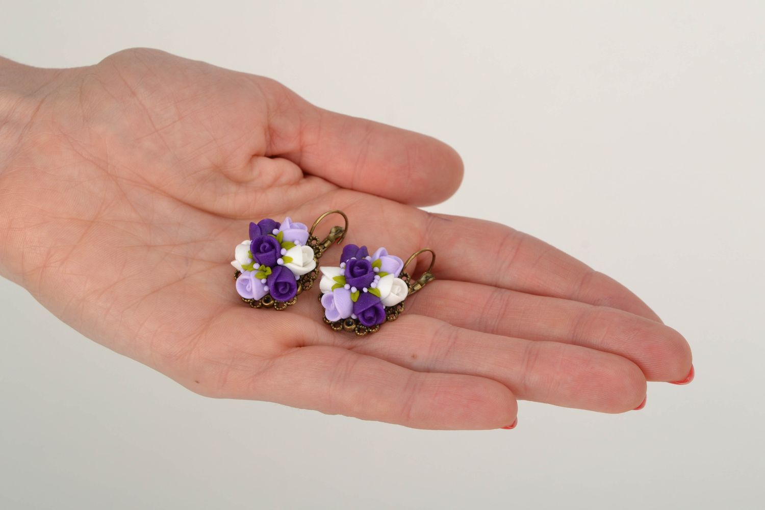 Boucles d'oreilles en pâte polymère Roses violettes faites main originales photo 2