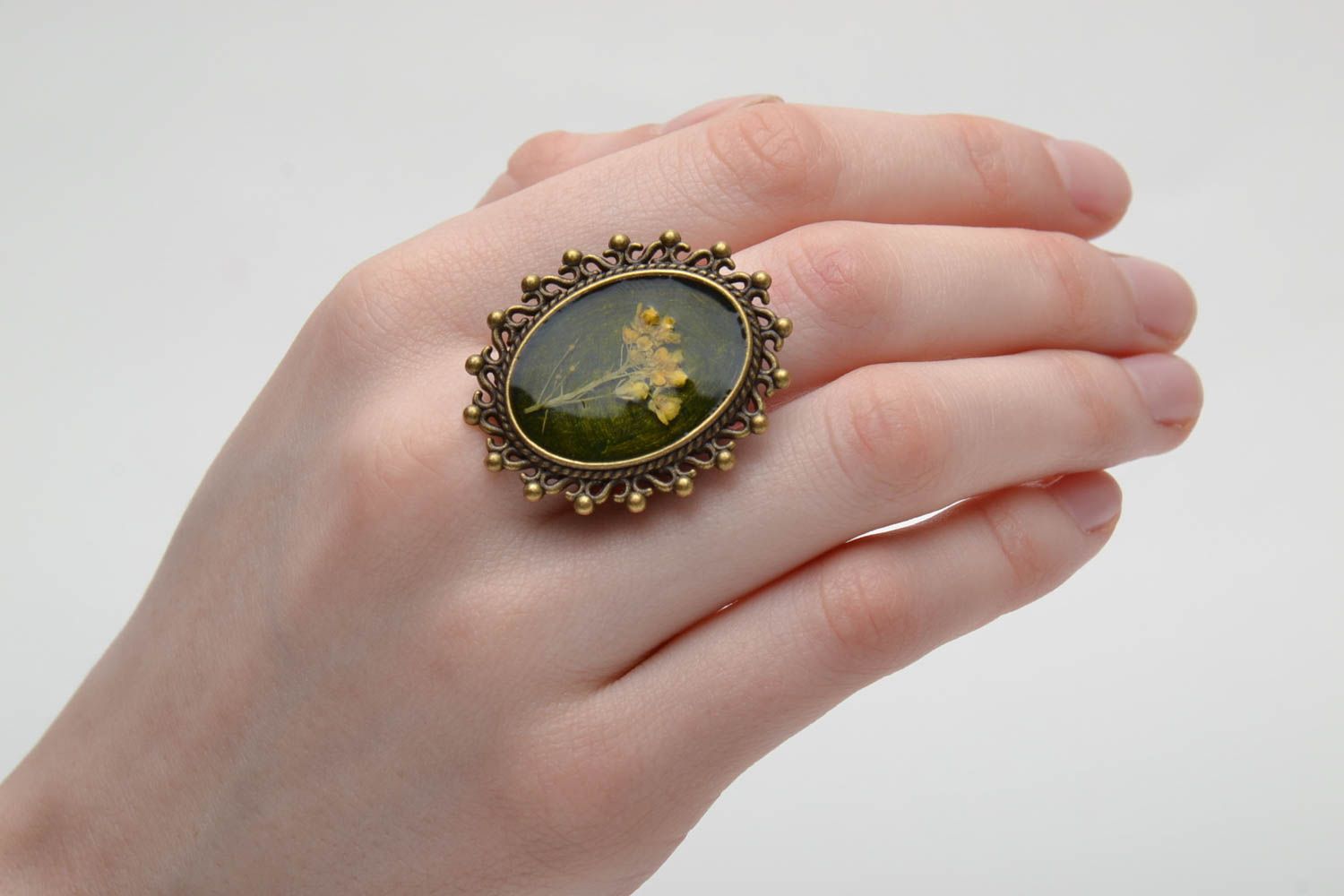 Round vintage ring with natural flowers photo 2