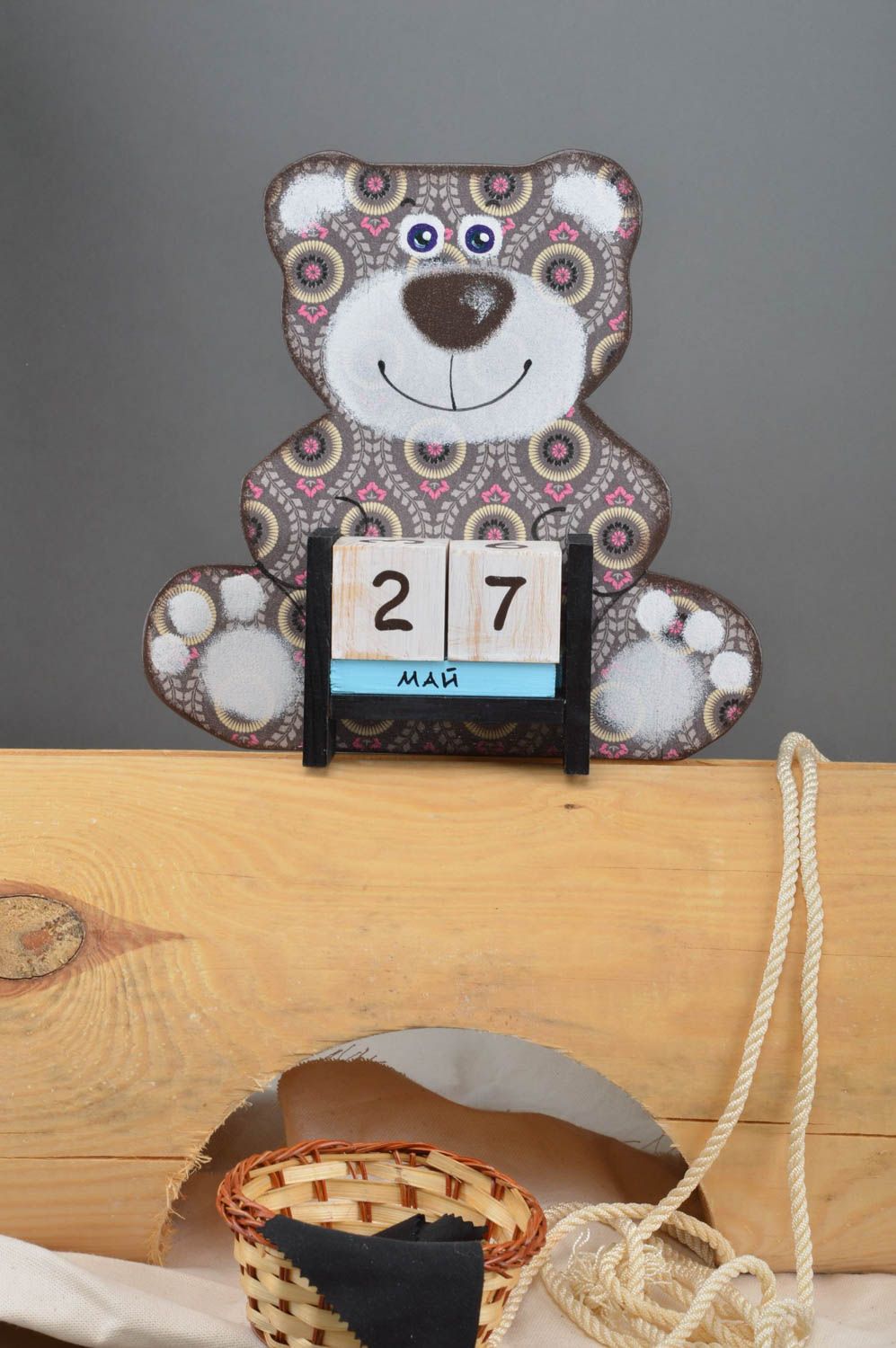 Детский календарь в технике декупаж ручной работы Мишка в круглых узорах фото 1