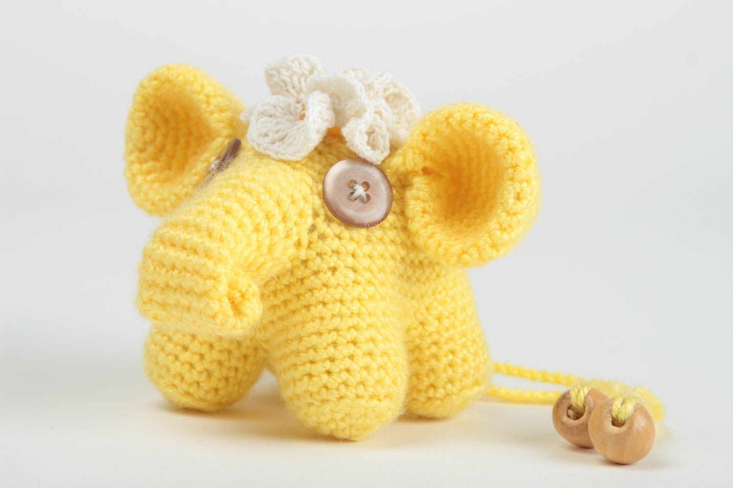 Jouet tricoté original fait main petit pour enfant en forme d'éléphant jaune photo 2