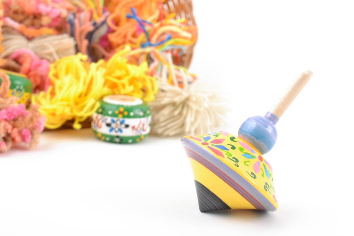 Детская игрушка юла из бука с росписью эко красками ручной работы для ребенка  фото 1