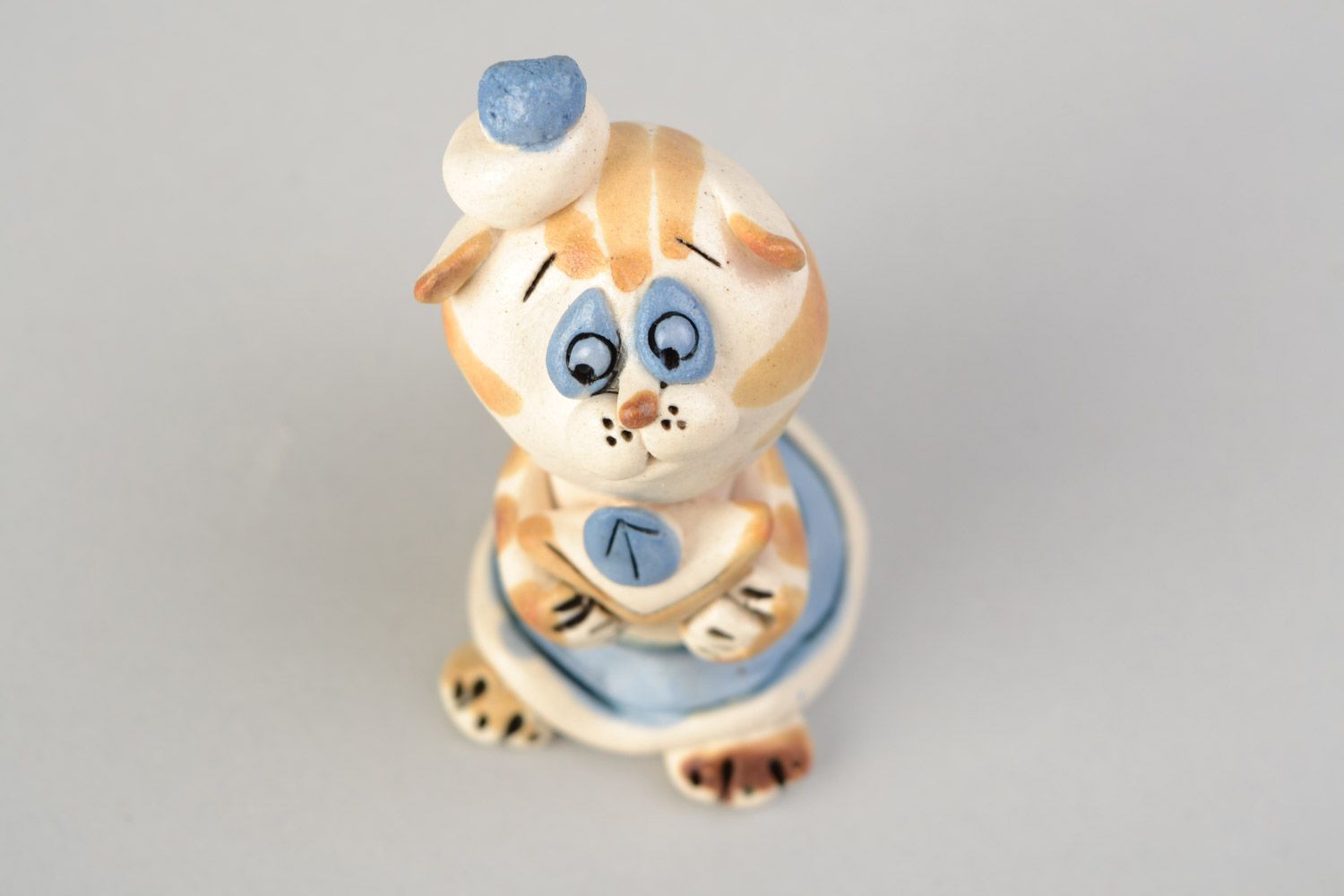 Kleine handgemachte bemalte künstlerische Ton Statuette Katze mit Glasur  foto 3