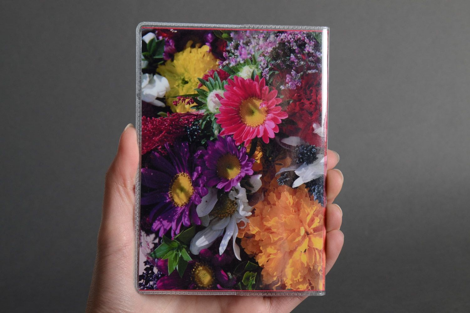 Schöne farbenfrohe handmade Passhülle aus Kunststoff mit floralem Motiv foto 5