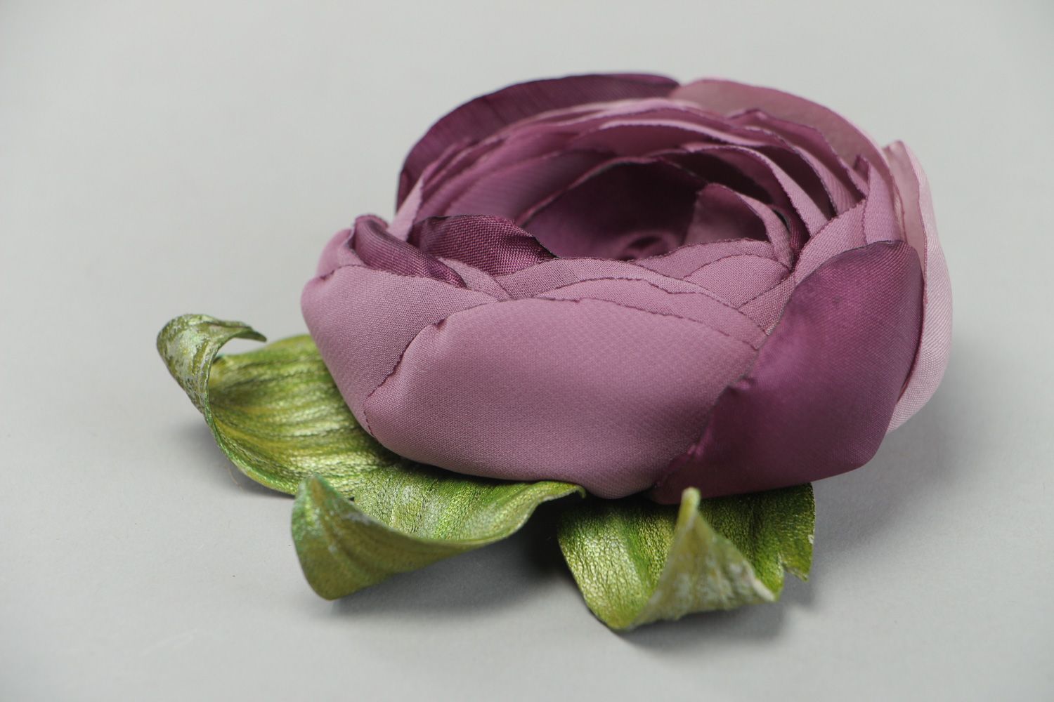 Broche de tela de chifón con cuero natural artesanal de mujer con forma de flor  foto 2