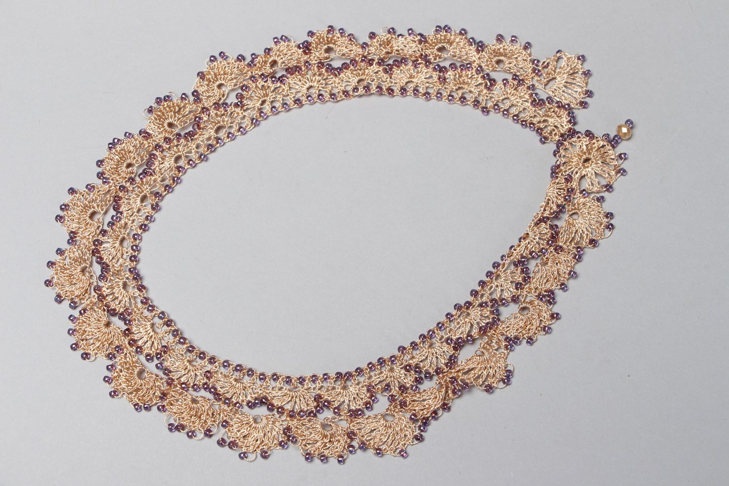 Beige lacy crochet necklace with beads photo 1