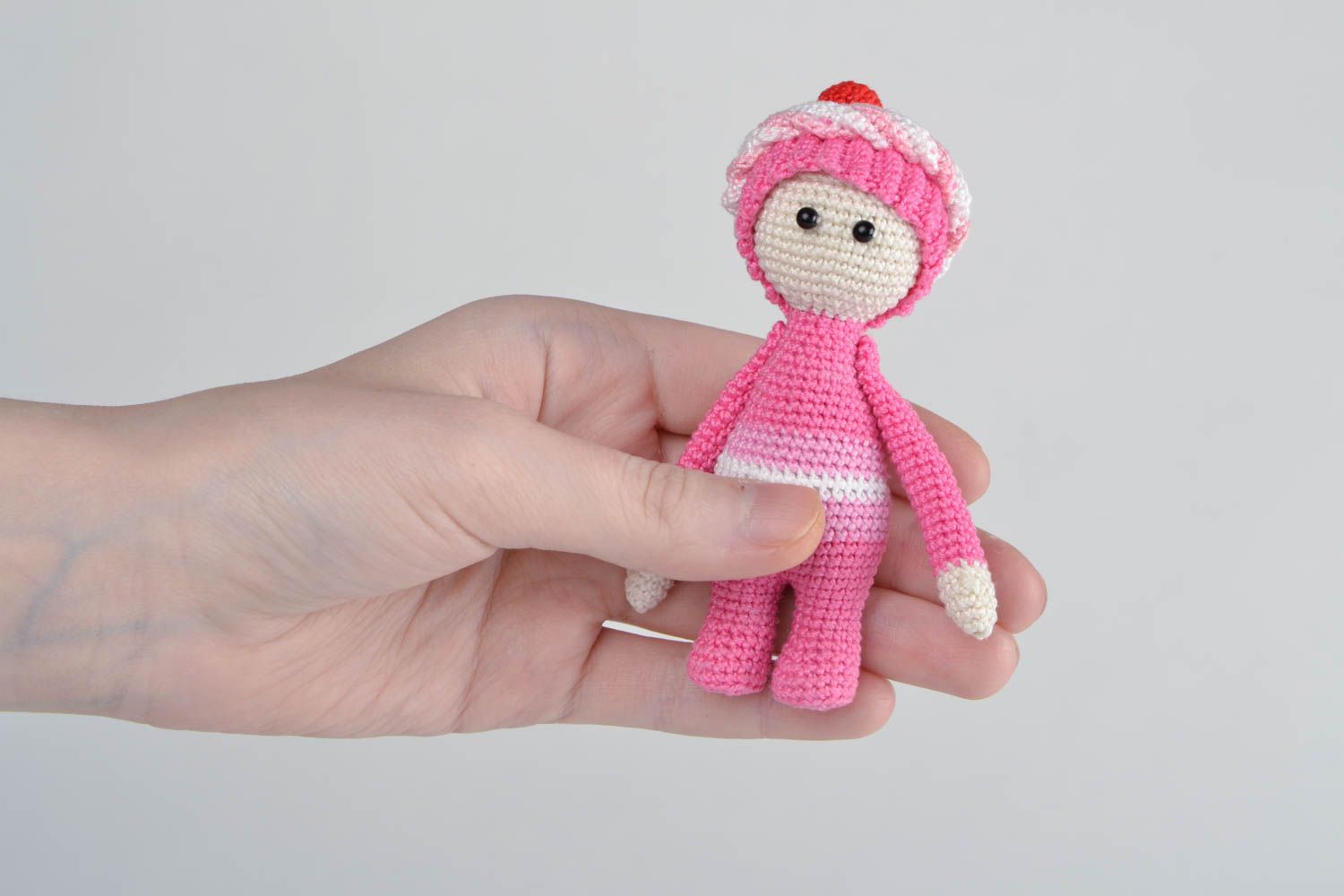 Poupée tricotée en fils de coton au crochet faite main rose petite originale photo 2