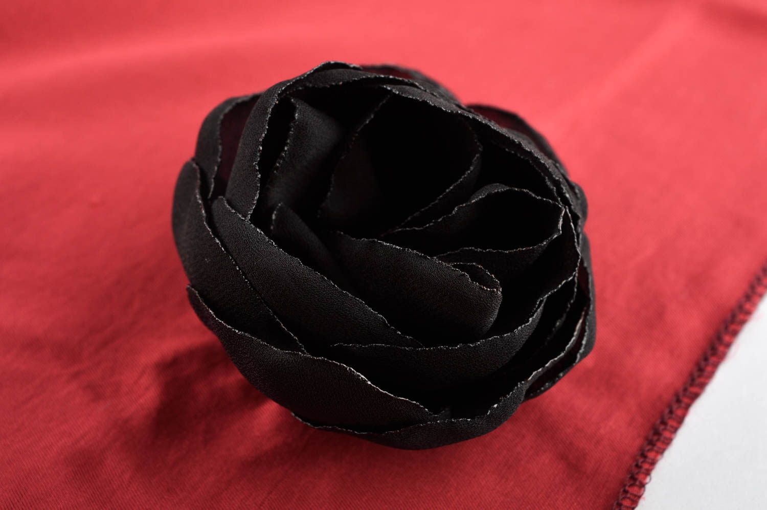 Écharpe rouge femme faite main avec broche fleur noire Accessoire femme photo 2