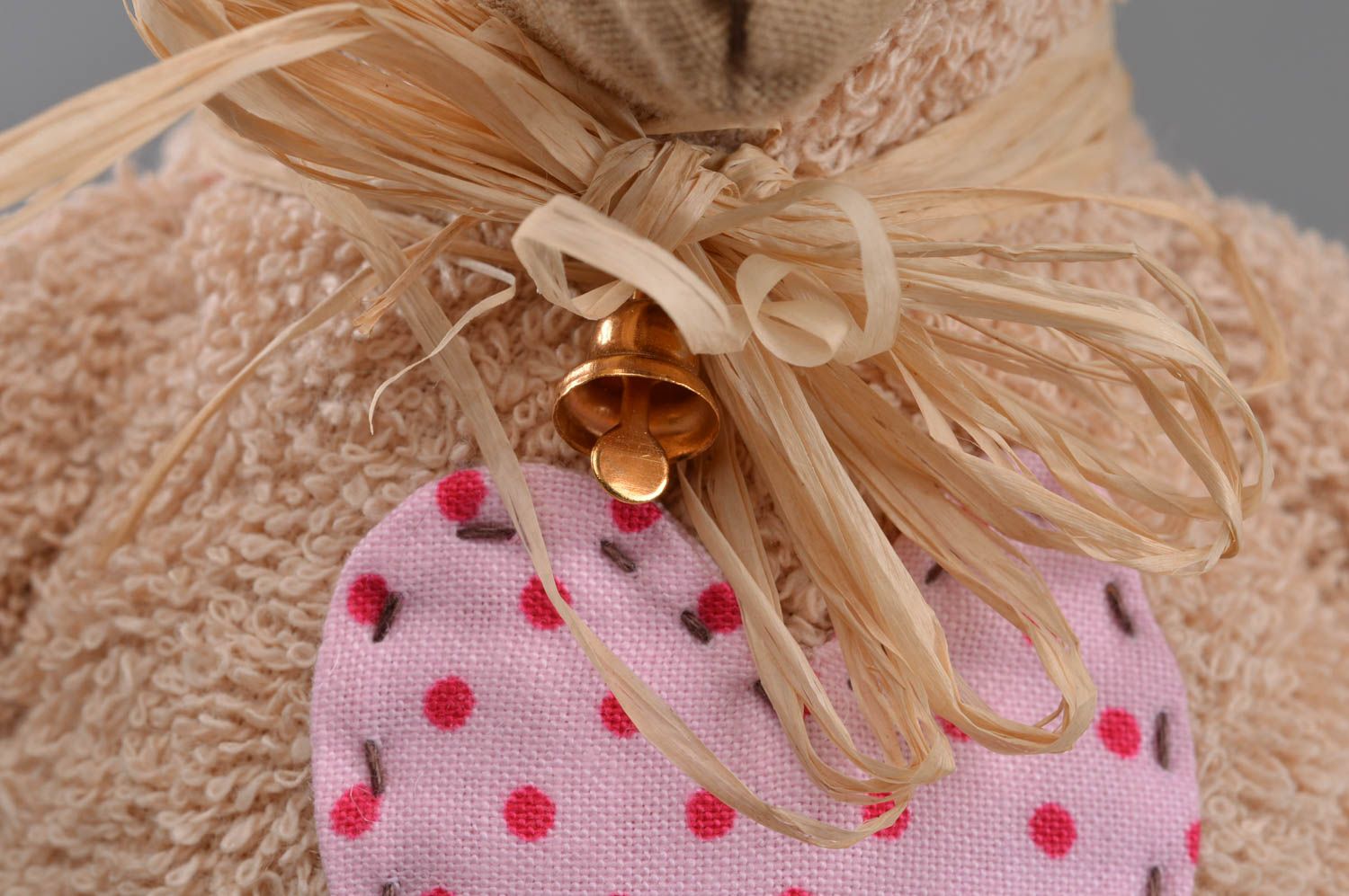 Petite peluche décorative faite main en mohair de coton beige brebis avec coeur photo 2