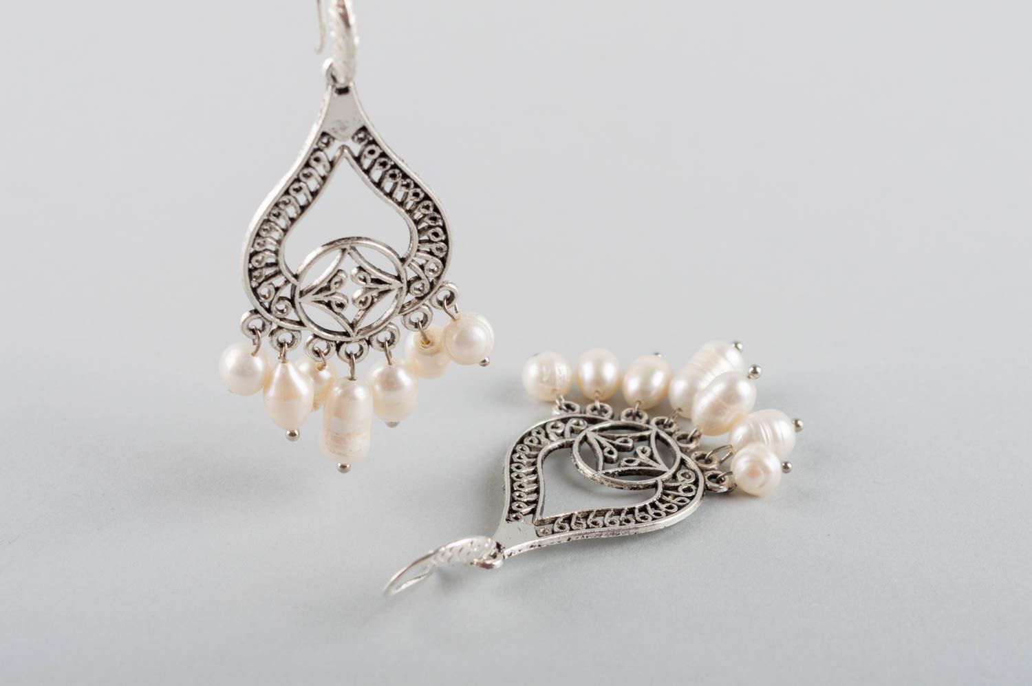 Boucles d'oreilles pendantes en perles naturelles blanches et laiton faites main photo 5