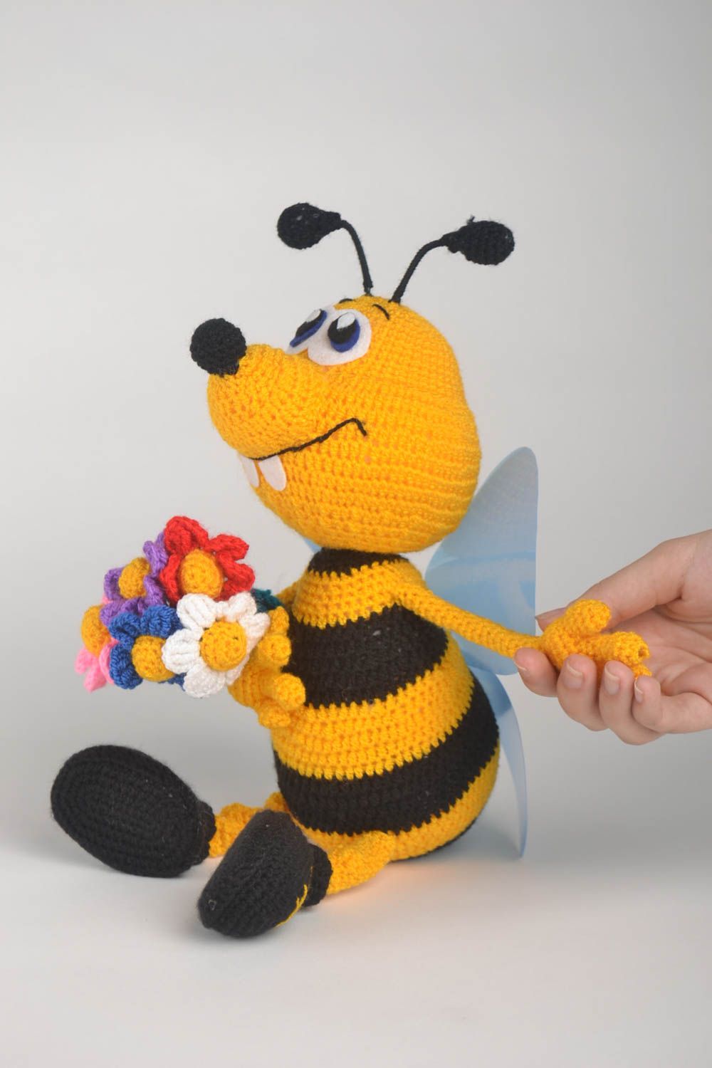 Peluche abeille avec fleurs Jouet fait main tricoté original Cadeau pour enfant photo 5
