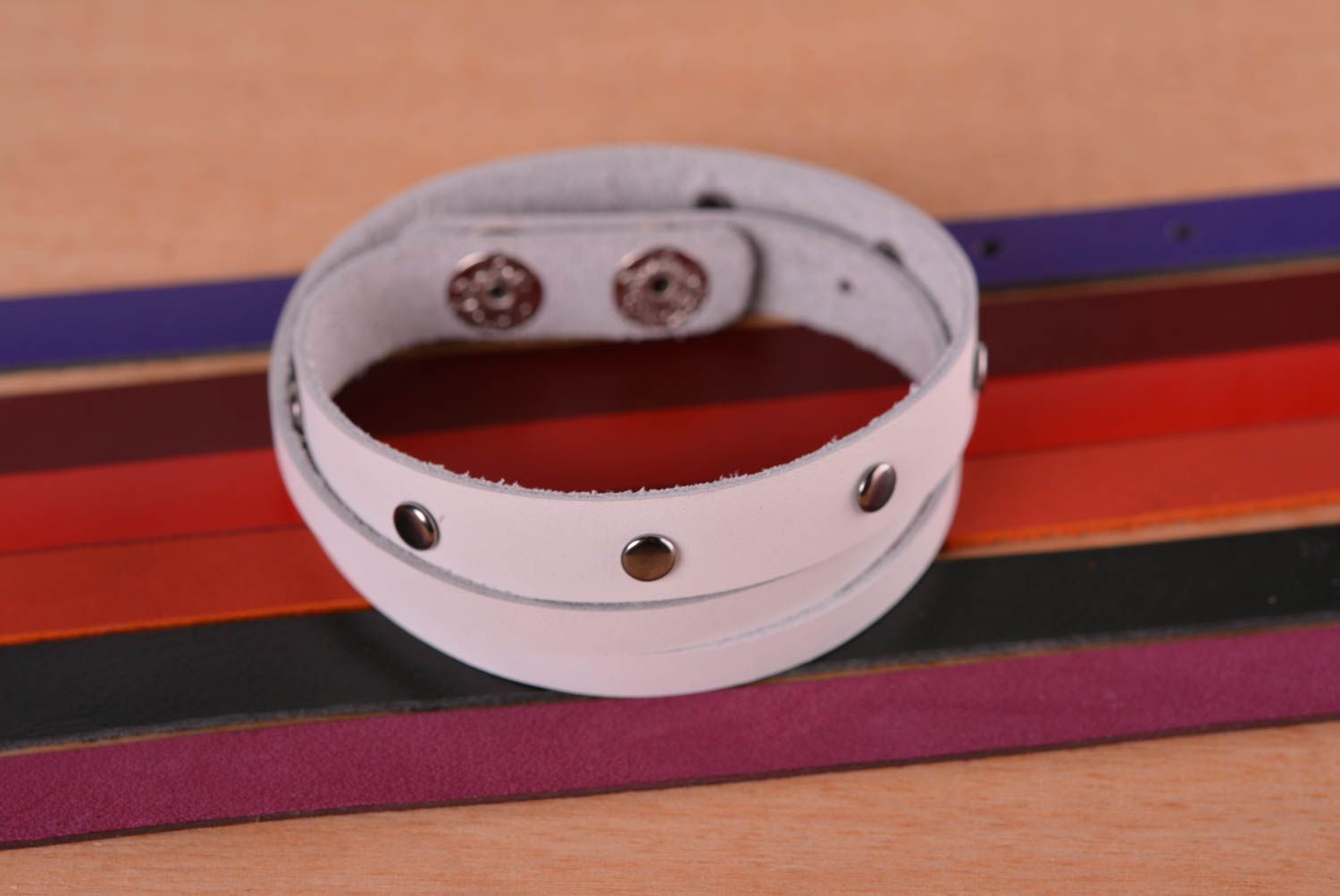 Bracelet cuir Bijou fait main blanc avec boutons-pression Accessoire femme photo 1