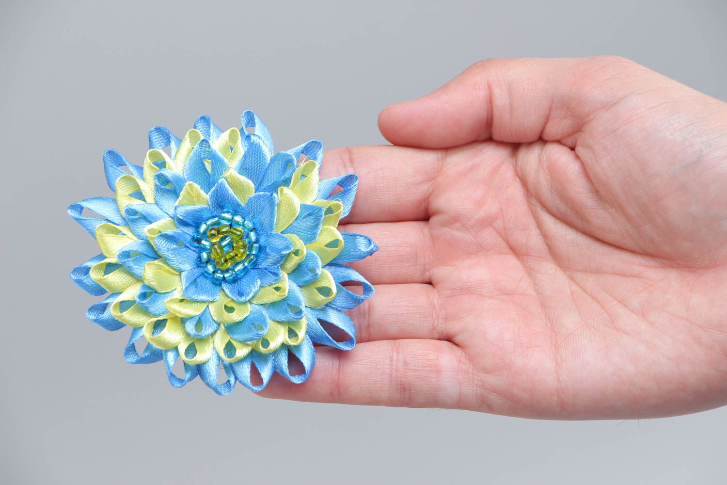 Broche Fleur en tissu bleu et jaune rubans de satin kanzashi faite main photo 5