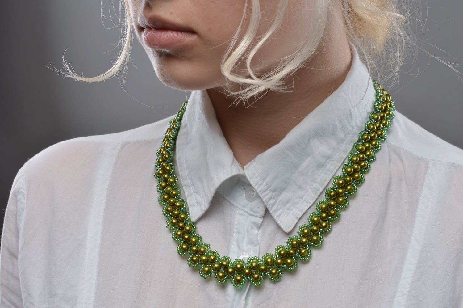 Ожерелье из бисера и бусин ручной работы авторское красивое в зеленых тонах фото 5