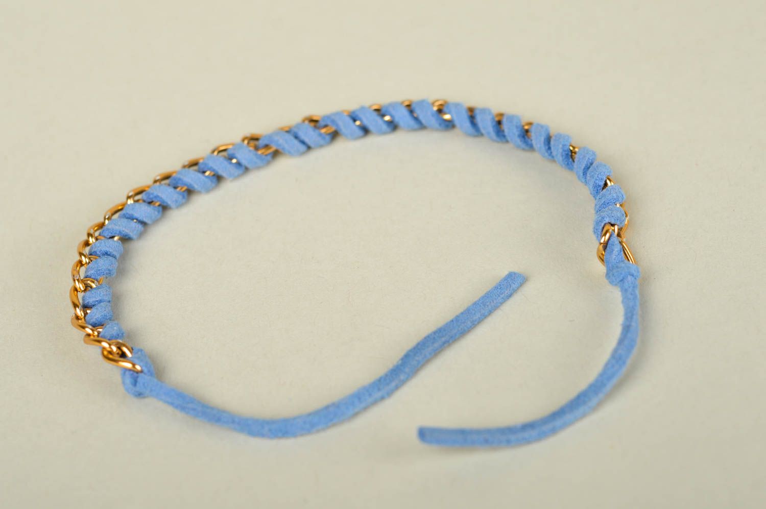 Браслет ручной работы авторская бижутерия голубой браслет на руку с цепочкой фото 2