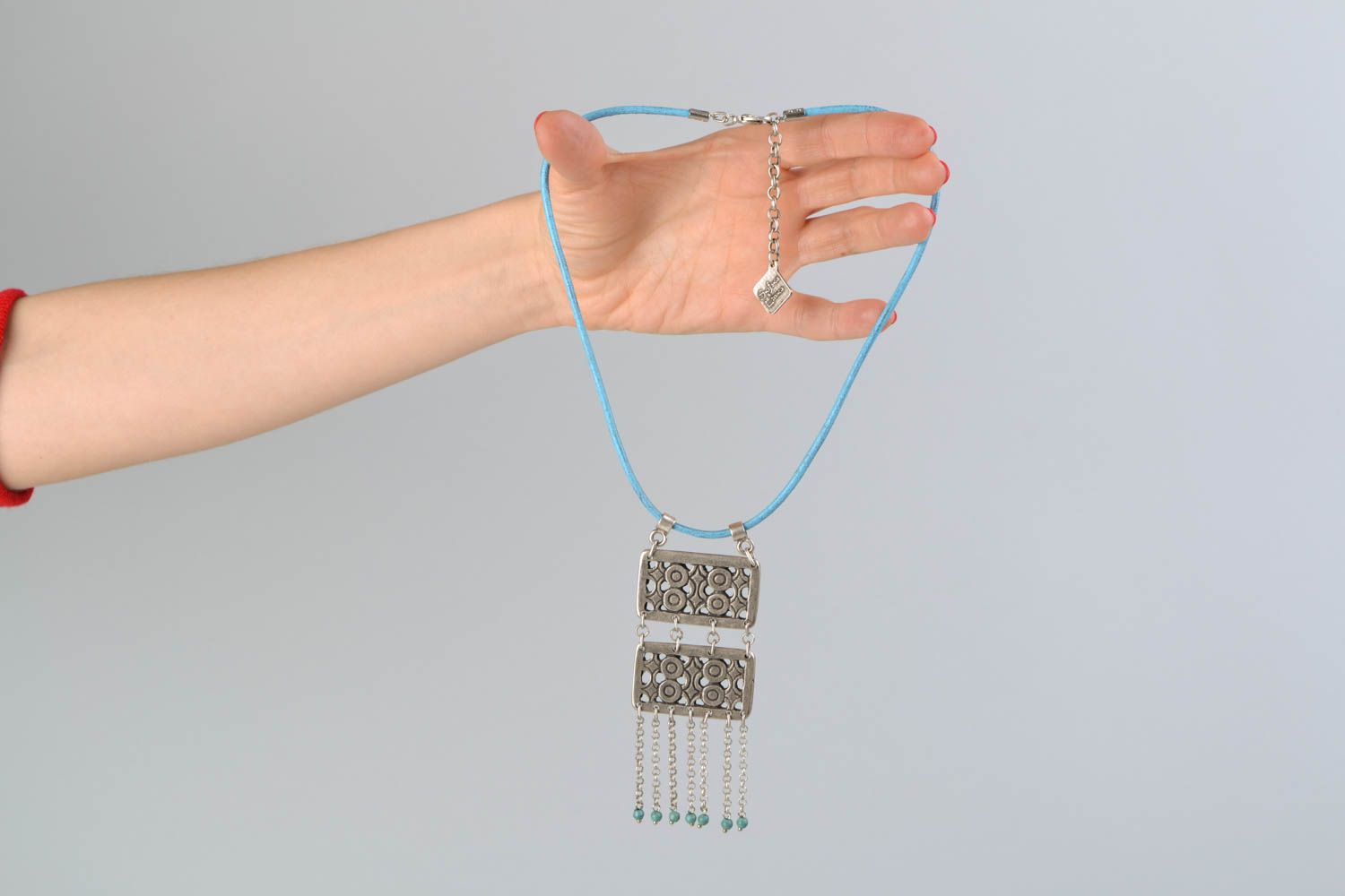 Joli collier de métal fait main avec turquoise et pendentifs avec design insolite photo 2