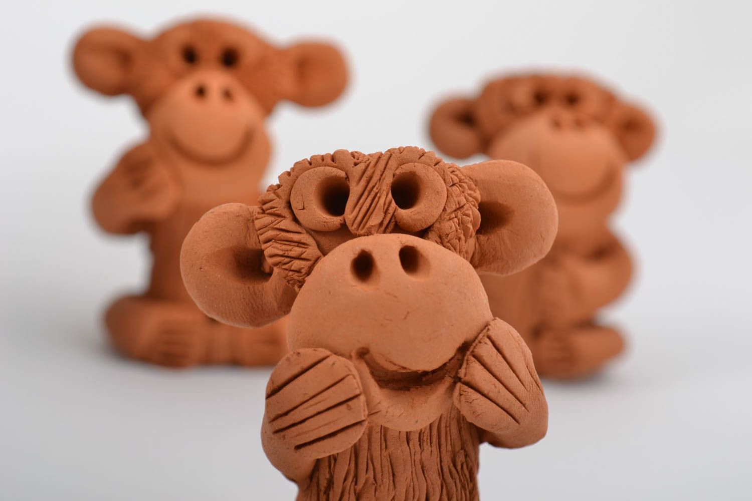Statuine fatte a mano in ceramica set di tre scimmiette piccole di argilla rossa foto 4