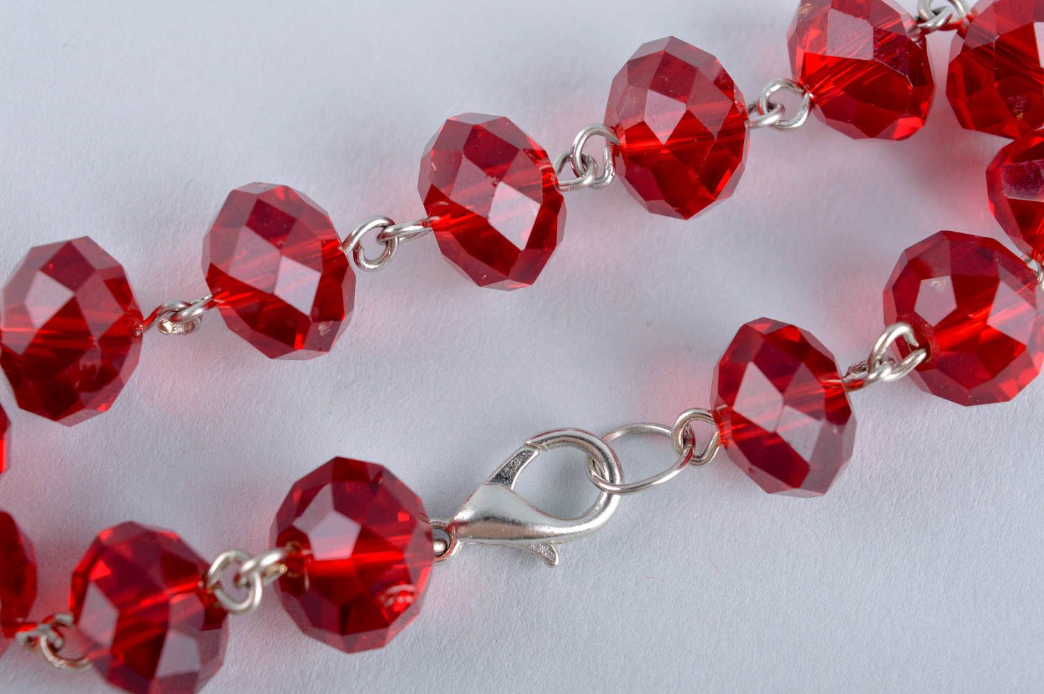 Bracelet en perles à facettes Bijoux fait main Cadeau femme rouge design élégant photo 4