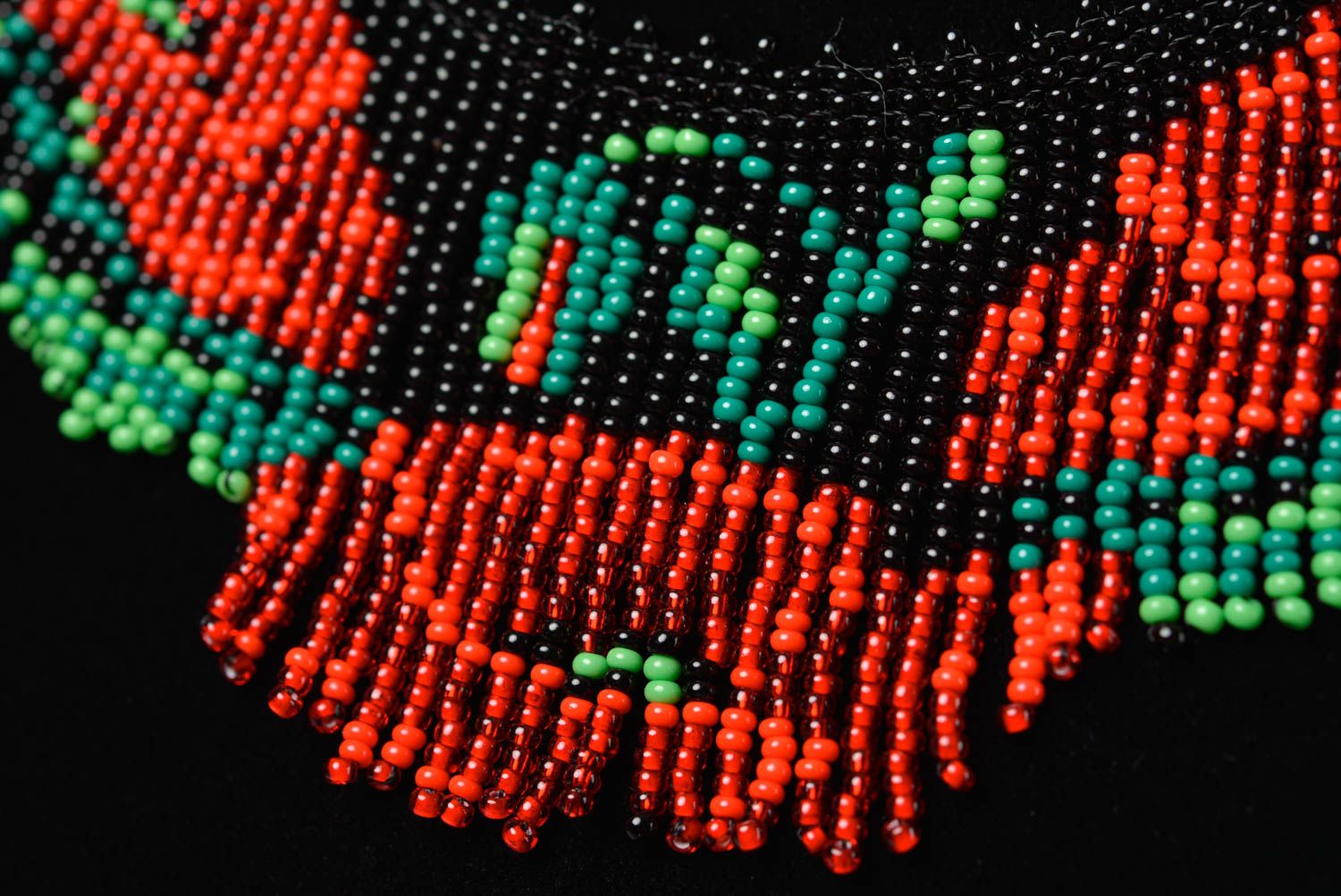 Ожерелье из бисера колье бахрома ручной работы с красными цветами на черном фото 4