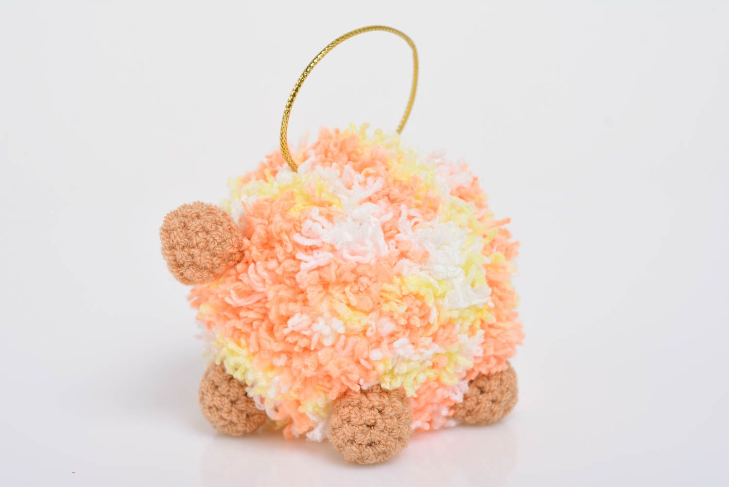 Красивая детская мягкая вязаная игрушка овечка цветная с петелькой ручной работы фото 4