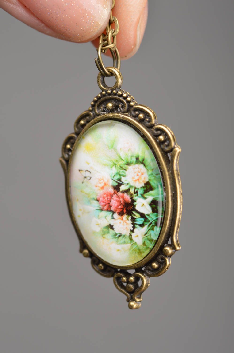 Colgante metálico ovalado con cadena larga artesanal con flores de vintage  foto 3