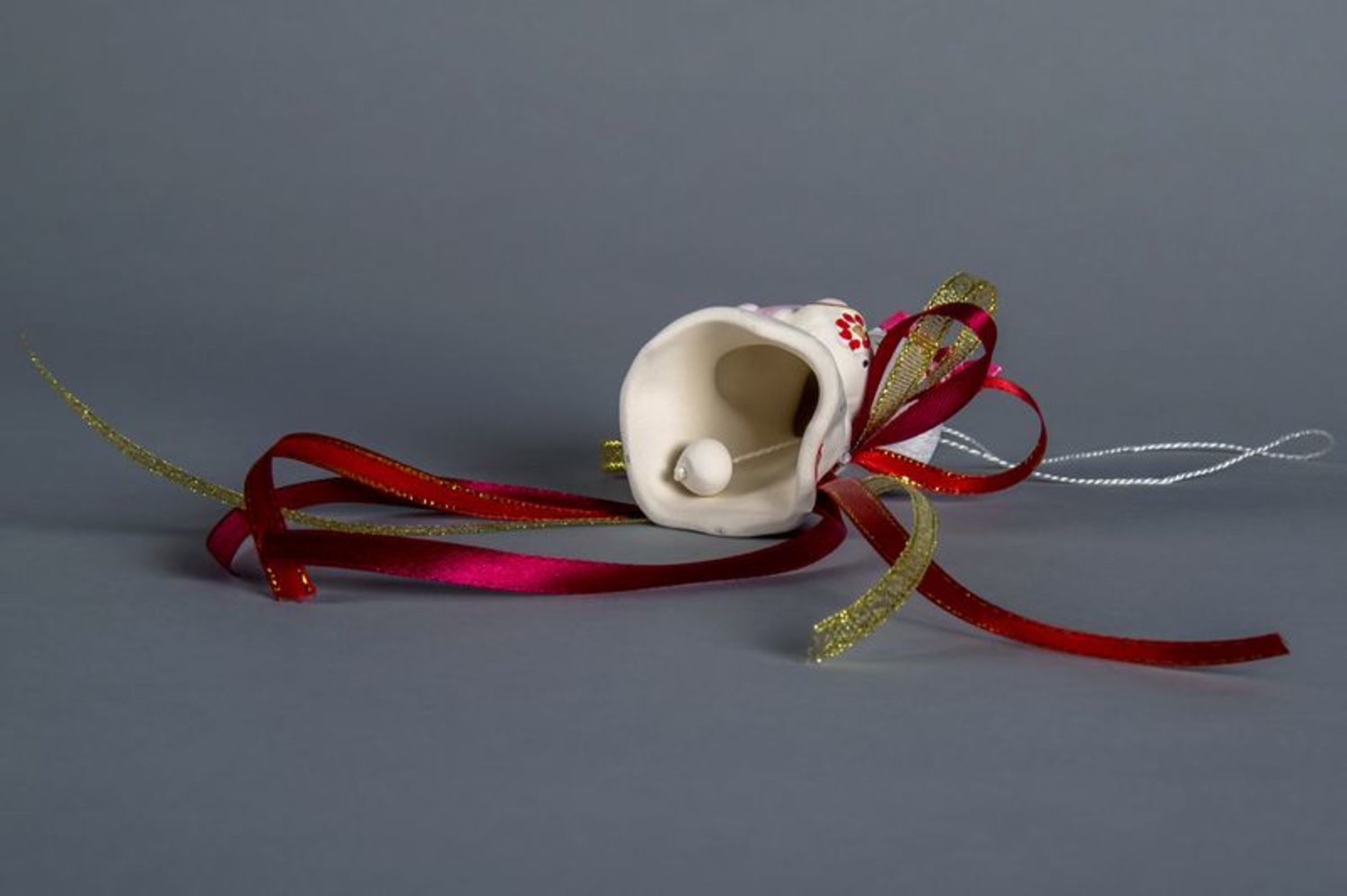 Cloche décorative céramique avec rubans rouges photo 5