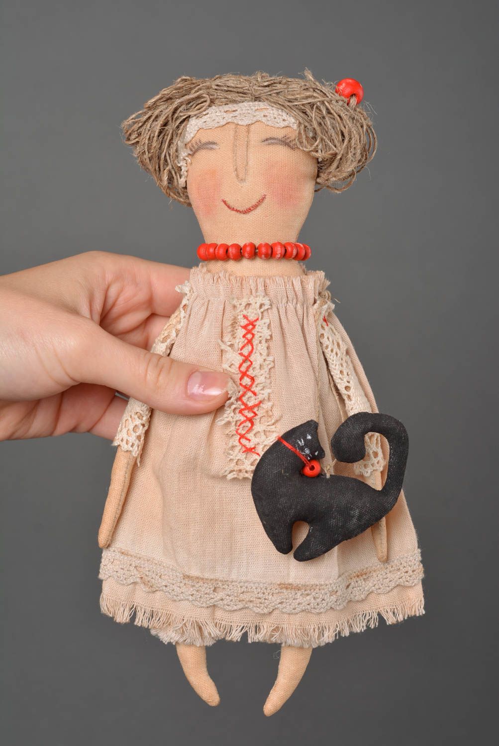 Кукла ручной работы декор для дома тряпичная кукла из бязи Девочка с котом фото 4