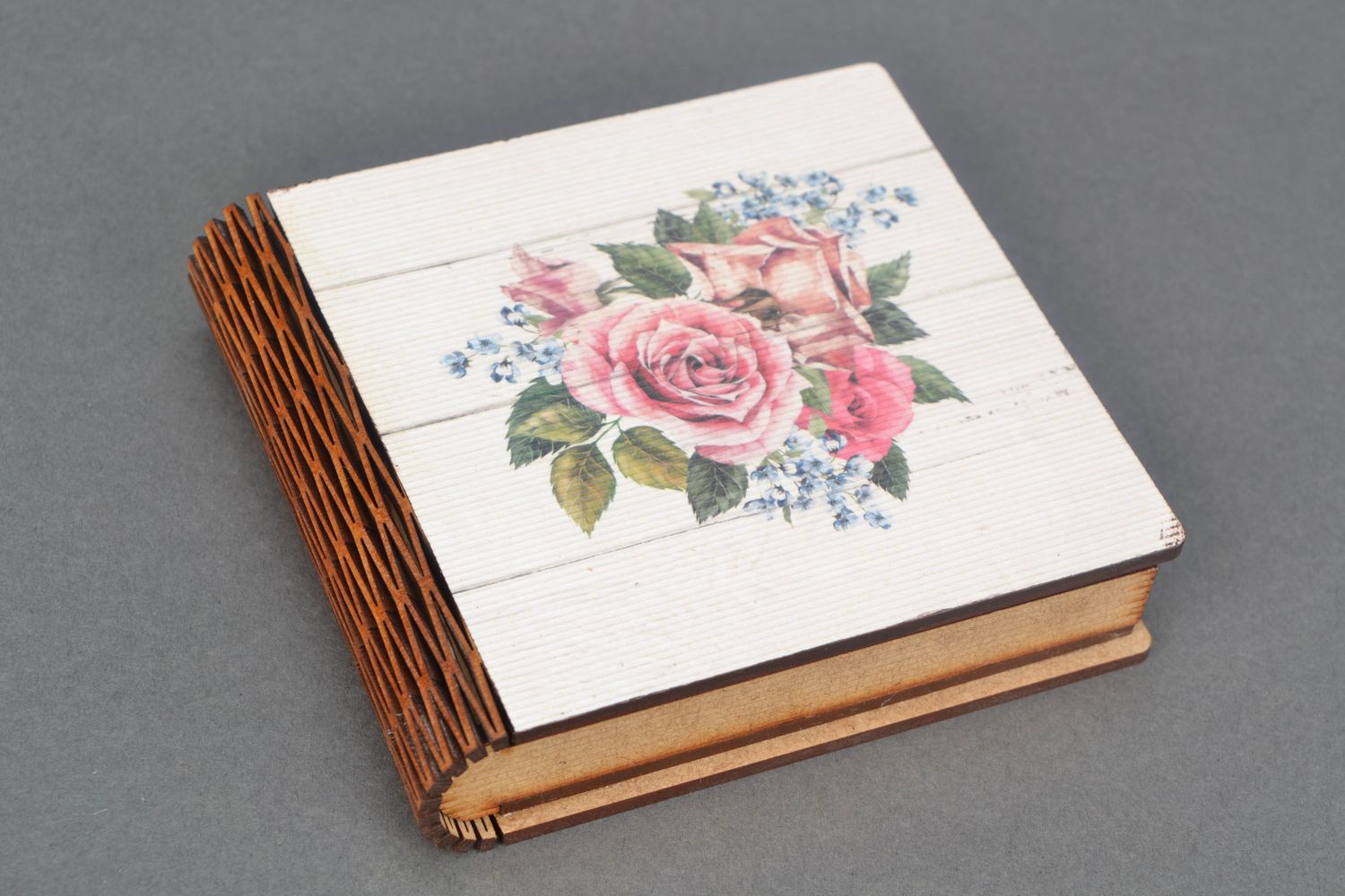 Cajita artesanal con forma de libro de MDF Rosas foto 1