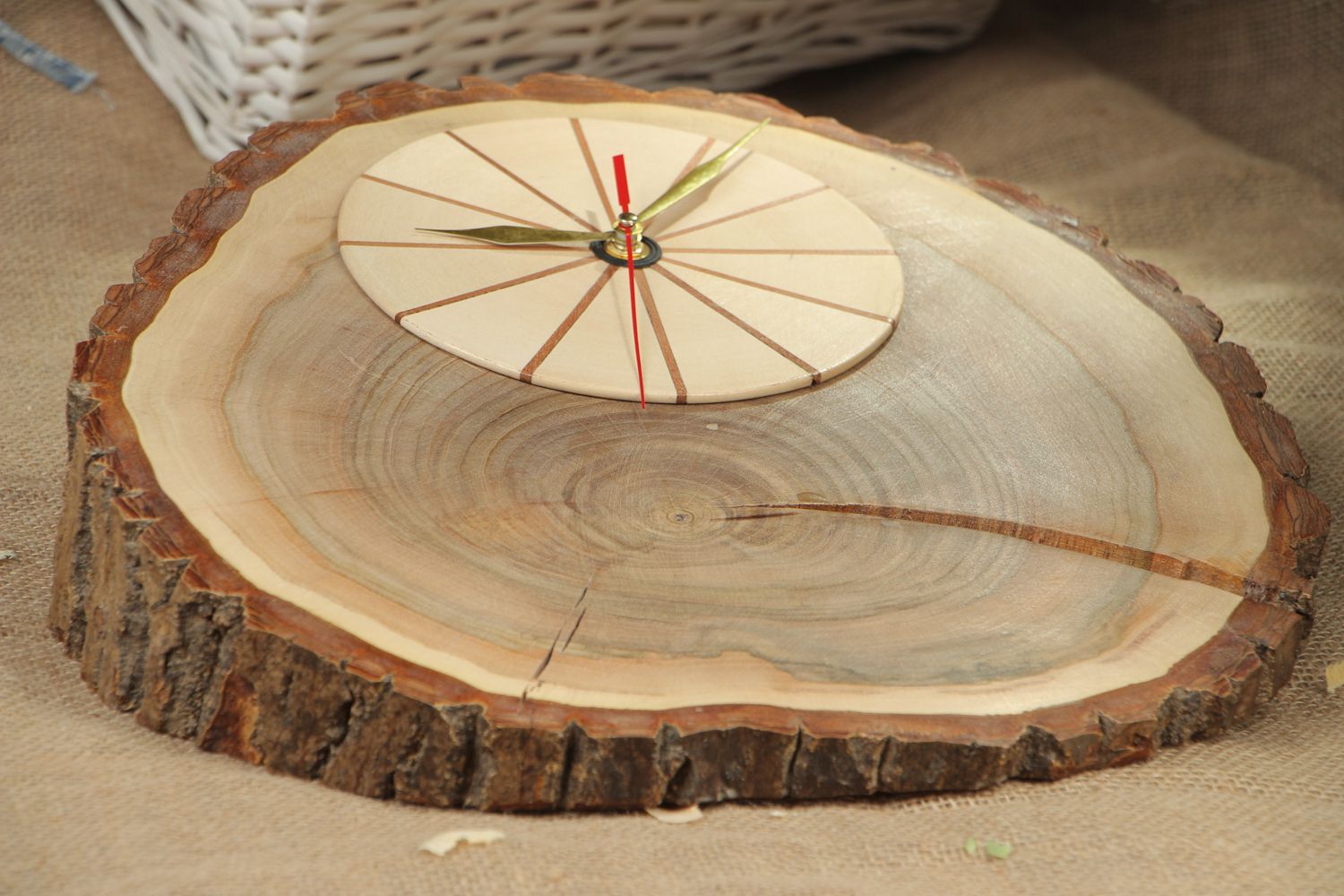 Деревянные часы настенные на срезе дерева фото 5