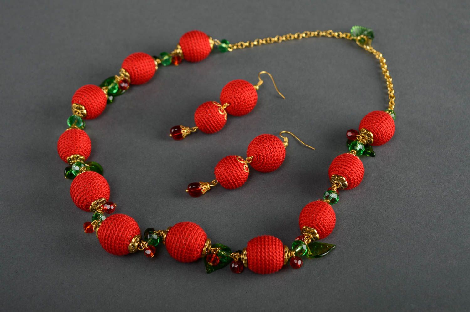 Joli collier en perles tricotées de fils de lin fait main de couleur rouge photo 5