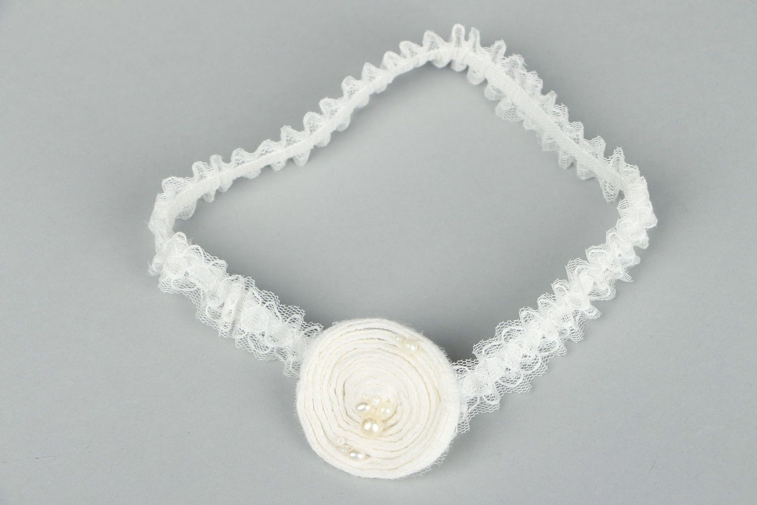 Bridal garter with natural pearls photo 1