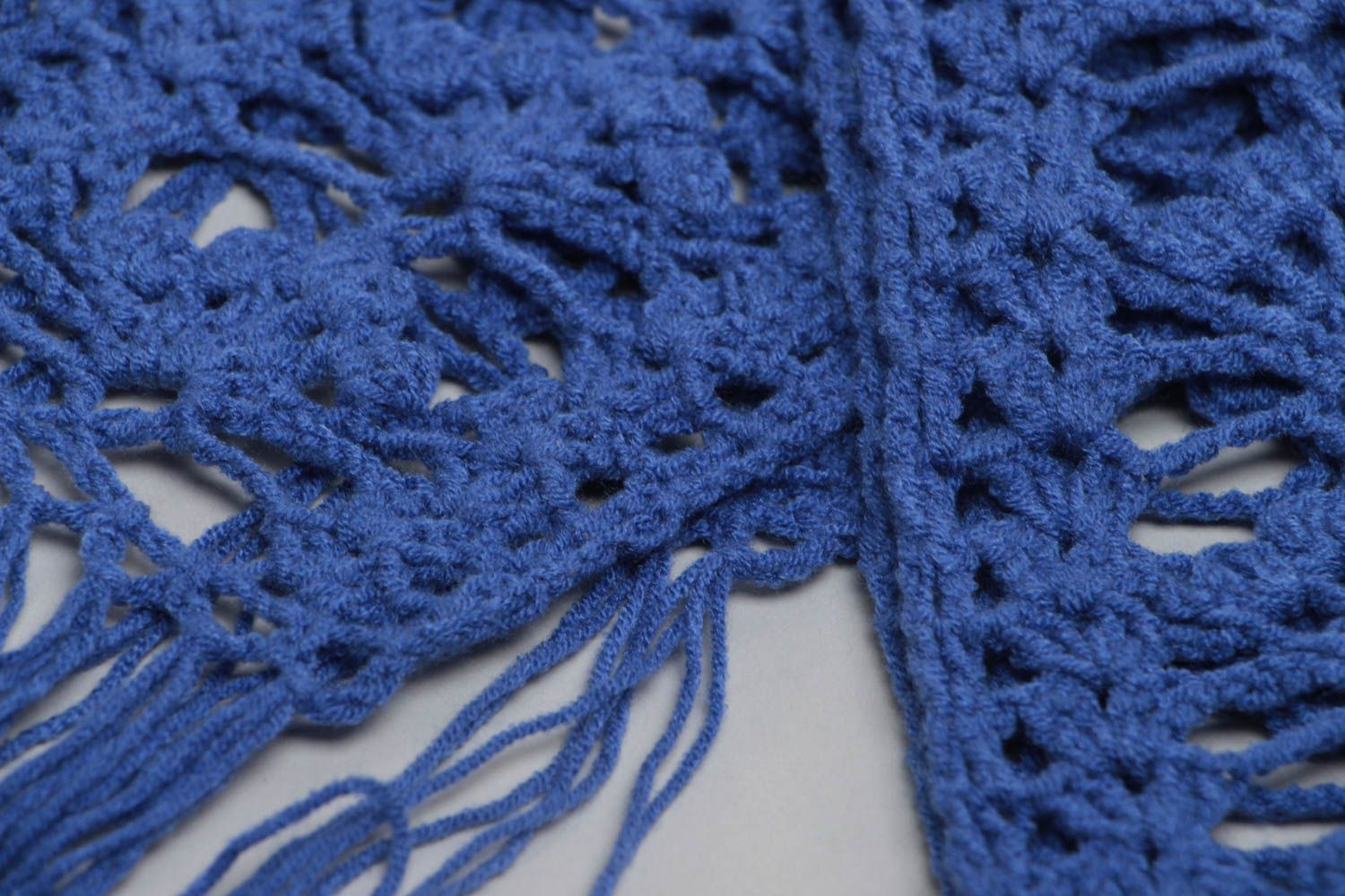 Longue écharpe bleue tricotée en viscose au crochet ajourée faite main originale photo 4
