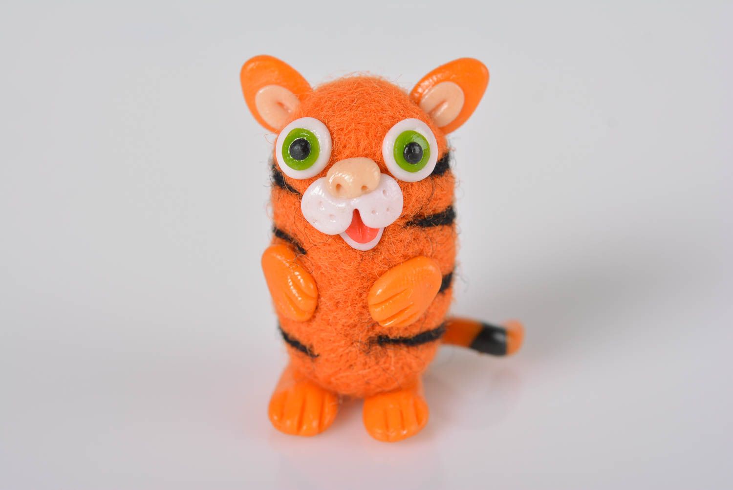 Figurine tigre Petit jouet fait main pâte polymère laine feutrée Cadeau original photo 5
