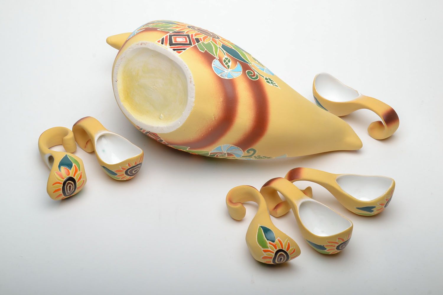 Ceramic pot with spoons photo 3