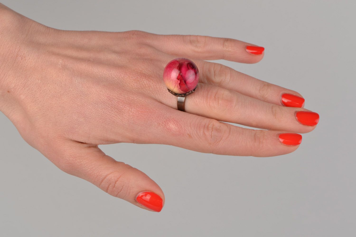 Handmade ring with fuchsia rose in the shape of sphere coated with epoxy photo 2