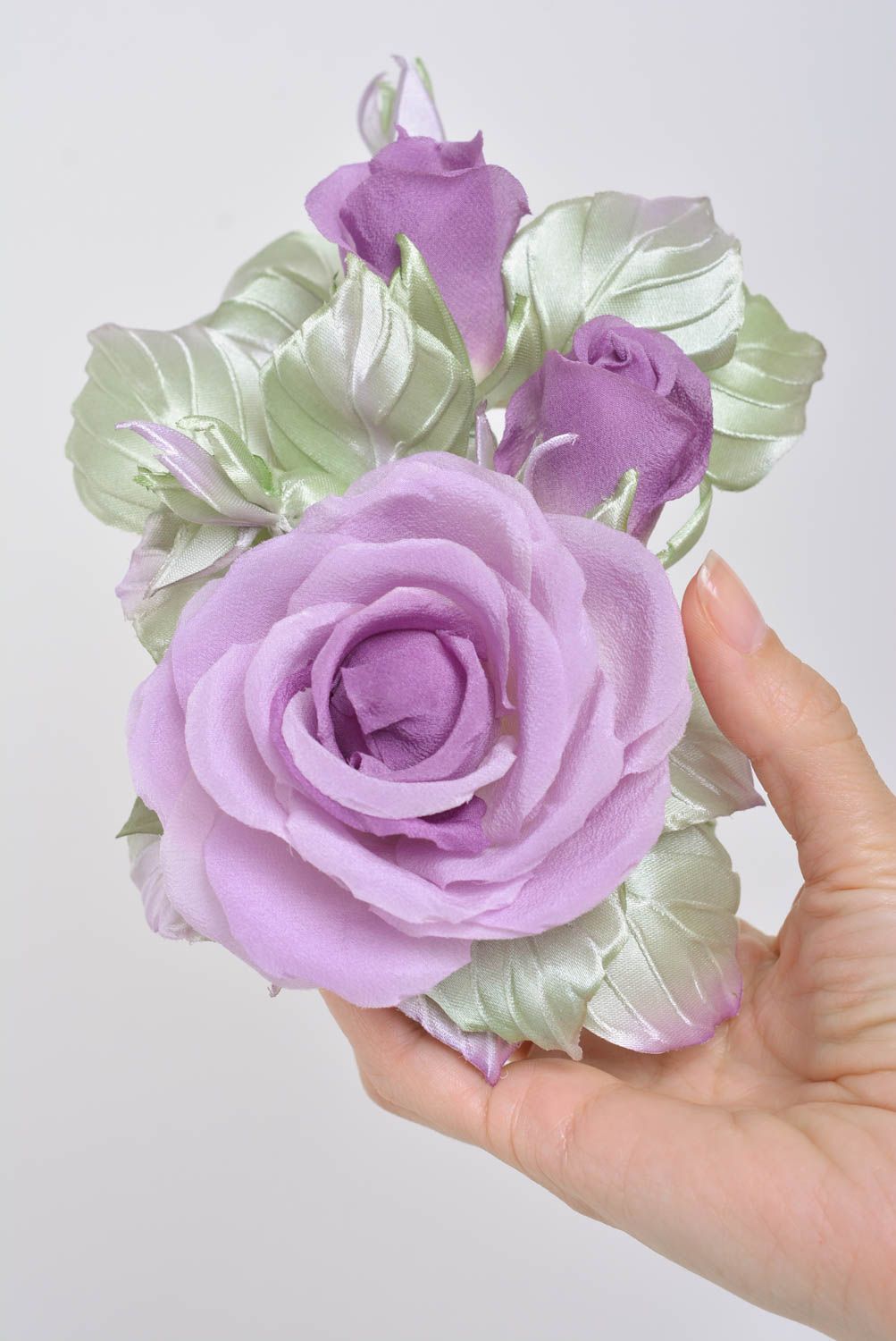Fleurs décoratives en tissu faites main design original cadeau Roses lilas photo 5