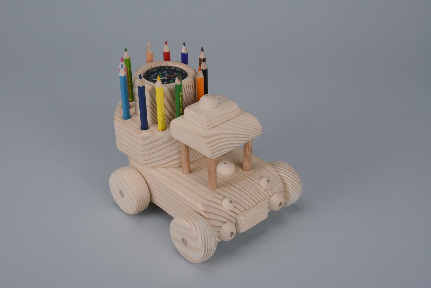 Porte-crayon voiture en bois avec boussole photo 1