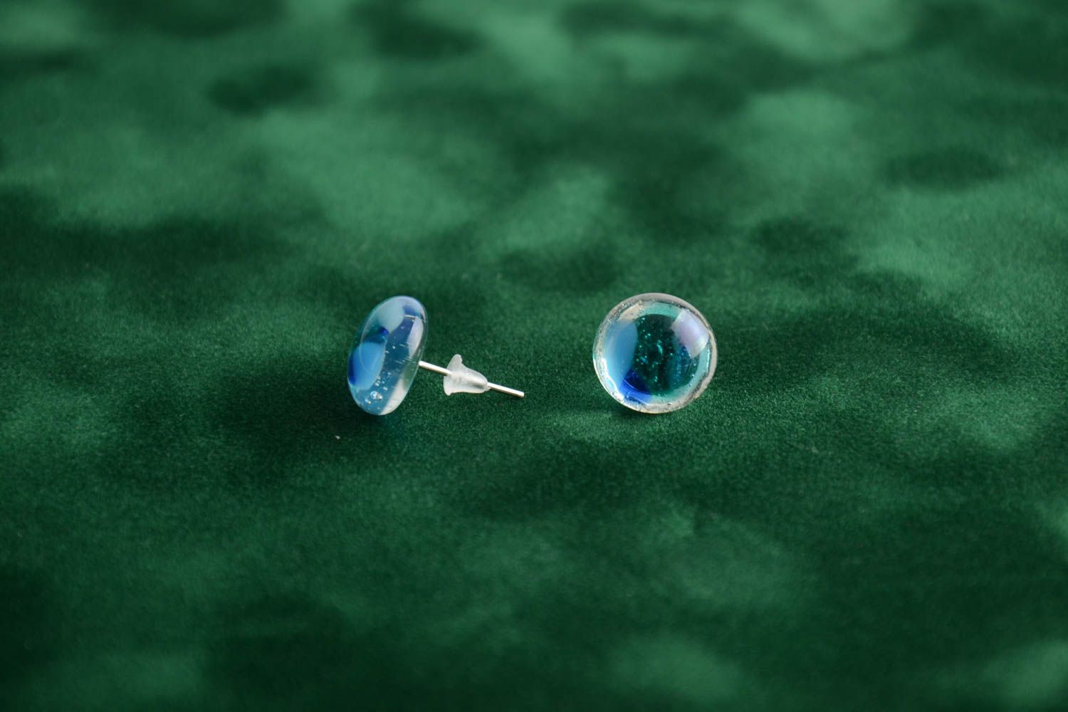 Handgemachte kleine runde Ohrstecker aus Glas in Fusing Technik schön für Damen foto 1