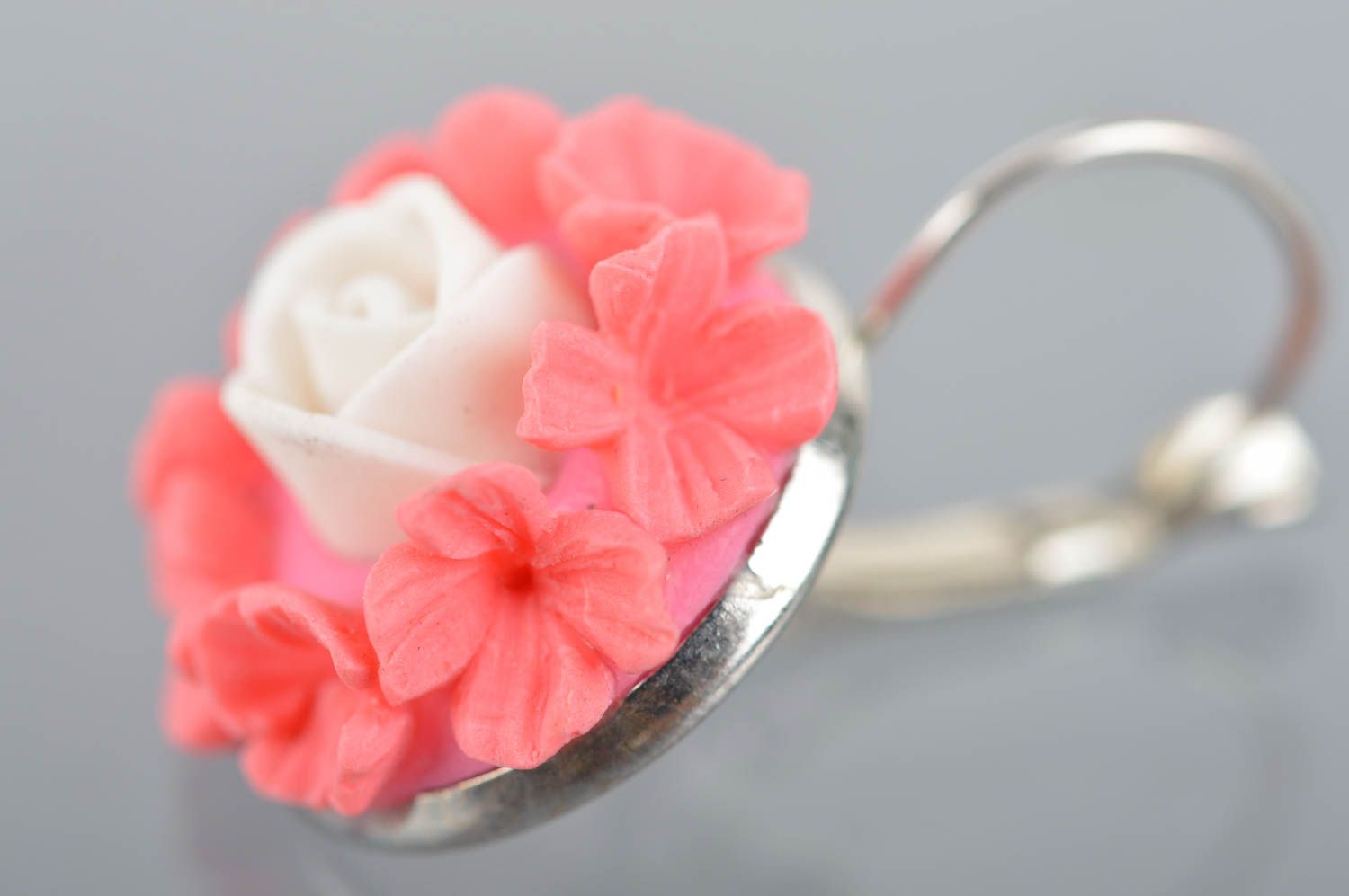 Boucles d'oreilles en pâte polymère faites main en forme de fleurs rose blanc photo 4
