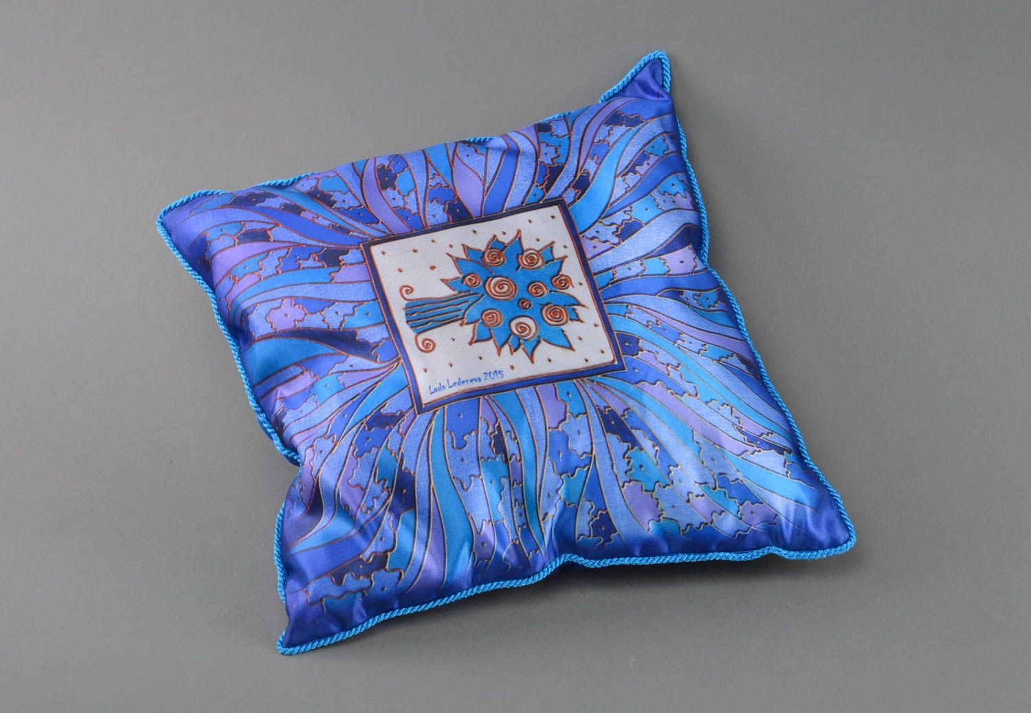 Подушка из атласа и шелка с рисунком интерьерная ручной работы Синее дерево фото 1