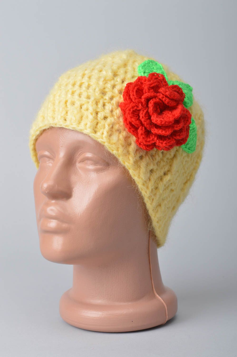 Вязаная шапка ручной работы зимняя шапка желтая вязаная шапочка с красной розой фото 1