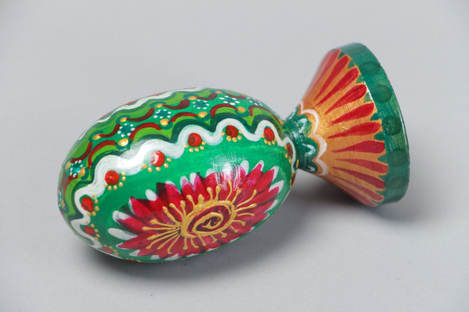 Huevo de Pascua decorativo pintado de madera vistoso multicolor en soporte artesanal foto 3