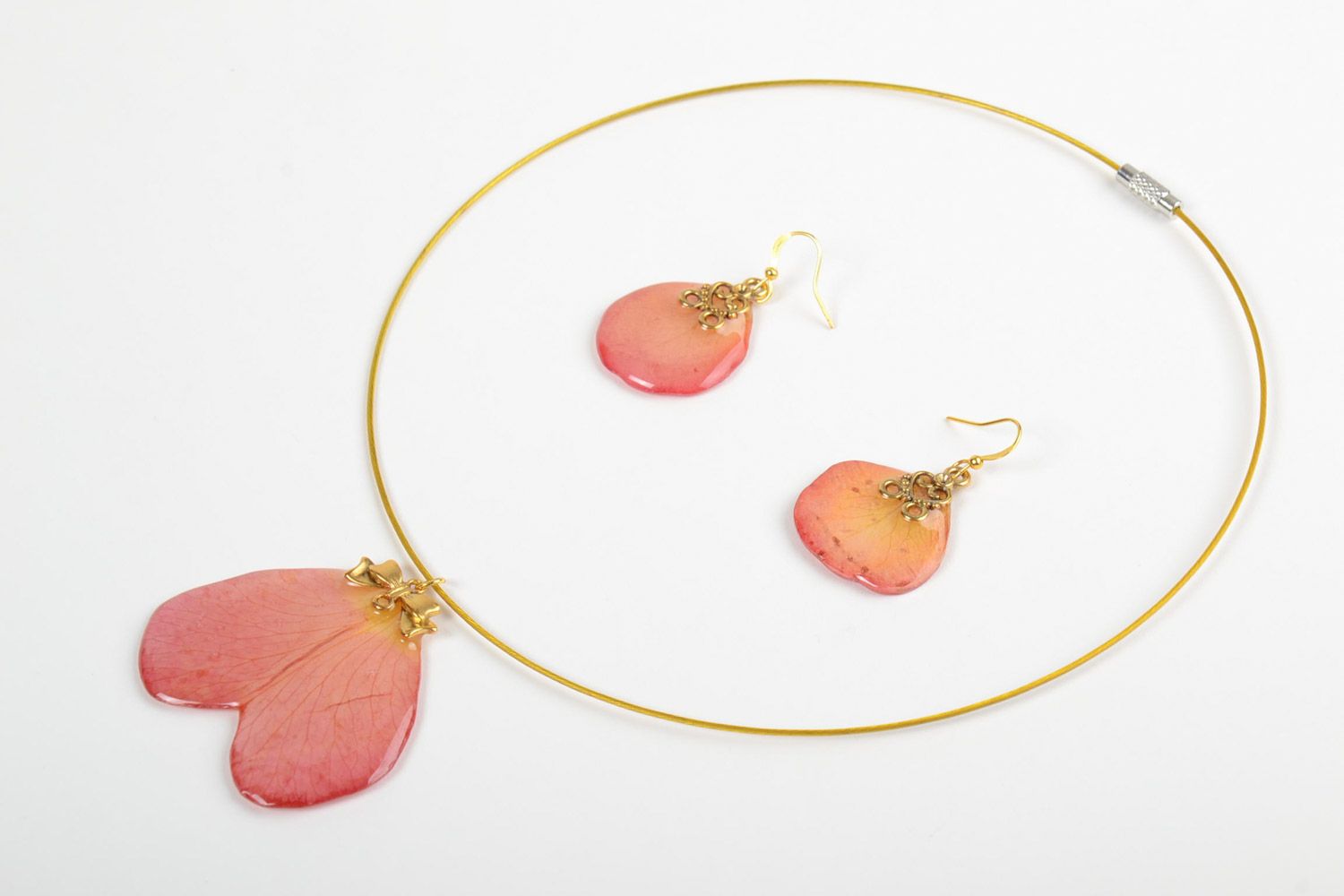 Handmade epoxy resin jewelry set 2 items botanical pendant and earrings of pink color photo 3