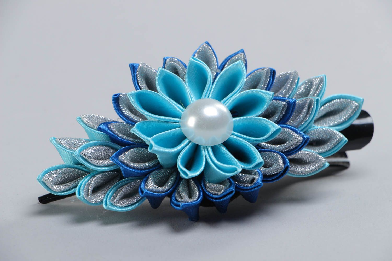 Handgemachte blaue Haarspange mit Blume aus Atlas und Lurexbändern für Modedamen foto 3