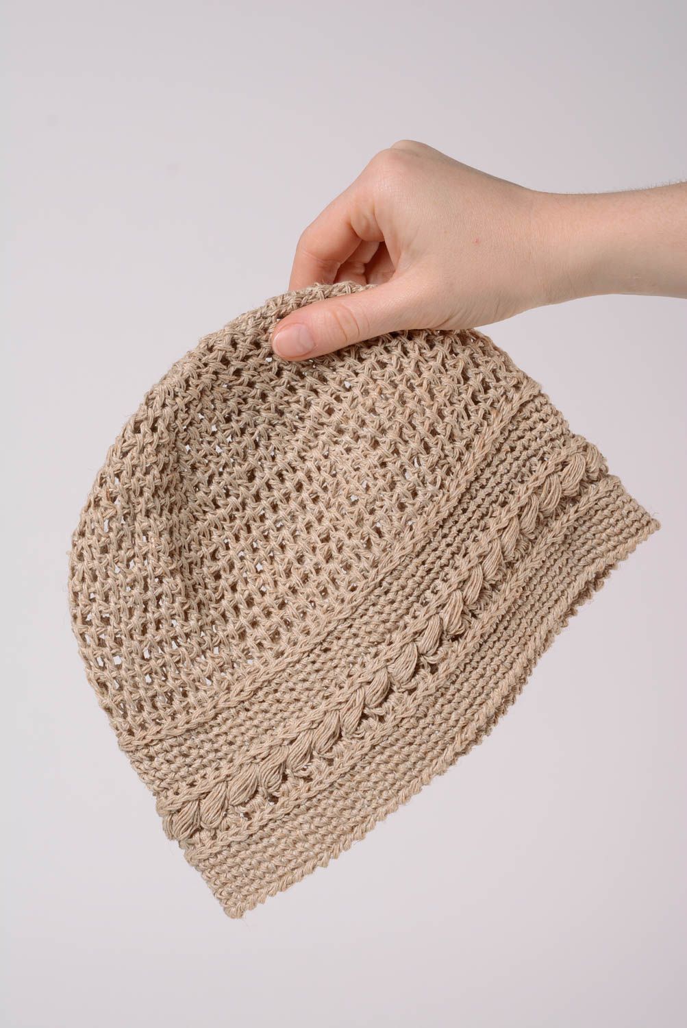 Schöne leichte Mütze handgehäkelt aus Baumwollgarn beige ajour für Damen foto 5